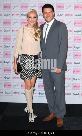 Camilla Dallerup e Kevin Sacre arrivano al primo Comfort High Street Fashion Awards 2010. Foto Stock