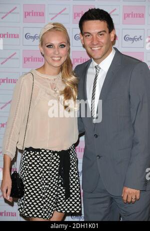 Camilla Dallerup e Kevin Sacre arrivano al primo Comfort High Street Fashion Awards 2010. Foto Stock