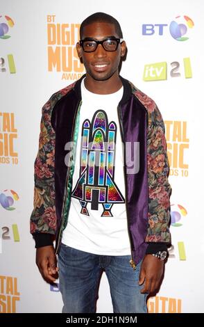 Tinie Tempah in arrivo al BT Digital Music Awards 2010, The Camden Roundhouse, Londra. Foto Stock