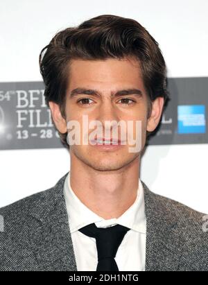 Andrew Garfield partecipa a una fotocellula per il film Never Let Me Go al cinema Vue di Londra, nell'ambito del 54esimo Festival del cinema BFI London. Foto Stock