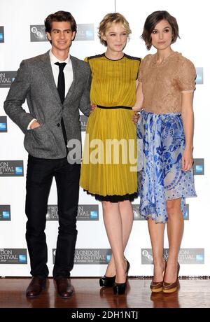 (Sinistra - destra) Andrew Garfield, Carey Mulligan e Keira Knightsley partecipano ad una fotocellula per il film Never Let Me Go al cinema Vue di Londra, come parte del 54esimo Festival del film di Londra della BFI. Foto Stock