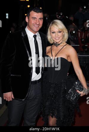 Joe Calzaghe e Kristina Rihanoff arrivano al British Fashion Awards 2010, The Savoy Hotel, Londra. Foto Stock