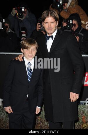 David e il figlio Brooklyn Beckham arrivano a A Night of Heroes: The Sun Military Awards, all'Imperial War Museum, a Kennington, South London. Foto Stock