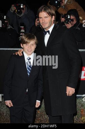 David e il figlio Brooklyn Beckham arrivano a A Night of Heroes: The Sun Military Awards, all'Imperial War Museum, a Kennington, South London. Foto Stock