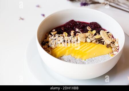 Prima colazione bacche frullato ciotola con mirtillo, mandorla, banana e chia semi. Foto Stock