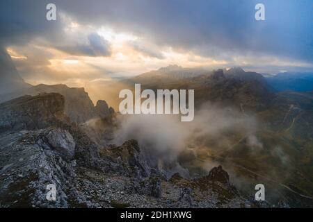 Vista panoramica delle Dolomiti all'alba dal Monte Lagazuoi, splendido panorama alpino, Italia, Europa Foto Stock