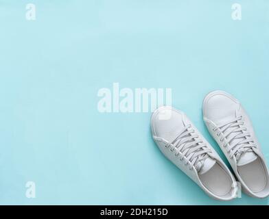 Sneakers bianche su blu, spazio copia, vista dall'alto Foto Stock