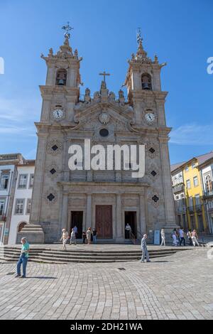 Braga / Portogallo 09 12 2020: Facciata principale della Chiesa di Santa Croce, igreja de Santa Cruz, facciata in stile barocco, piazza anteriore e turisti all'esterno Foto Stock