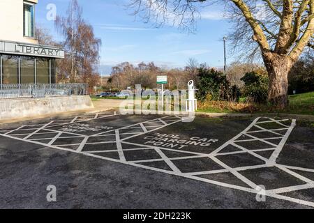 Wiltshire County Council pool car punto di ricarica posti auto. Rete di ricarica EV BP PULSE, Trowbridge, Wiltshire, Inghilterra, Regno Unito Foto Stock