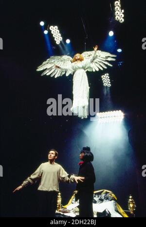 Top: Nancy Crane (l'angelo) sotto, l-r: Stephen Dillane (Prior Walter), Joseph Mydell (Belize) in PERESTROIKA, parte 2 degli ANGELI IN AMERICA di Tony Kushner al Cottesloe Theatre, Teatro Nazionale (NT), Londra SE1 20/11/1993 musica: Paddy Cunneen design: Nick Ormerod illuminazione: Mick Hughes movimento: Jane Decan Donnellan Foto Stock