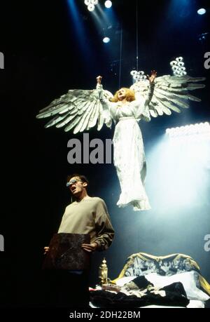 Nancy Crane (l'angelo), Stephen Dillane (Prior Walter) in PERESTROIKA, parte 2 degli ANGELI IN AMERICA di Tony Kushner al Cottesloe Theatre, Teatro Nazionale (NT), Londra SE1 20/11/1993 musica: Paddy Cunneen design: Nick Ormerod illuminazione: Mick Hughes movimento: Jane Gibson regista: Declan Donnellan Foto Stock