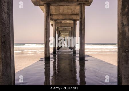 Vista DI UN molo con le onde che si infrangono nella struttura Foto Stock