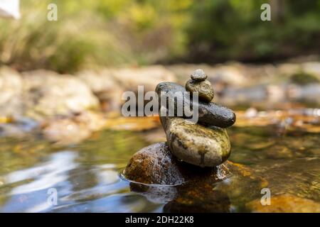 Un bel modello Blonde gode di una giornata d'autunno all'aperto a. Il Parco Foto Stock