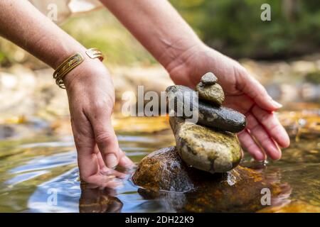 Un bel modello Blonde gode di una giornata d'autunno all'aperto a. Il Parco Foto Stock