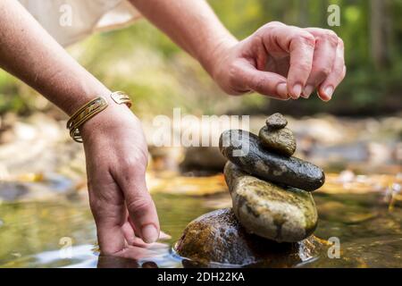 Un bel modello Blonde gode di una giornata d'autunno all'aperto a. Il Parco Foto Stock