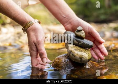 Un bel modello Blonde gode di una giornata d'autunno all'aperto a. Il Parco Foto Stock