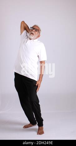 Vecchio indiano asiatico che ha dolore o dolore espressioni tristi Foto Stock