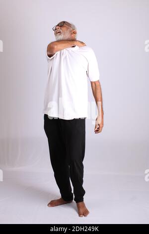 Vecchio indiano asiatico che ha dolore o dolore espressioni tristi Foto Stock