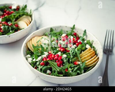 Insalata con rucola, pera, melograno e formaggio Foto Stock