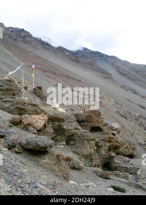 Sfondo alpino con bandiere buddiste di preghiera e altari visti mentre Trekking nella regione della valle degli Spiti nelle montagne dell'Himalaya in India del Nord Foto Stock