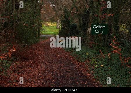 Cartello 'golfers only', Bunclody Golf & Fishing Club, Bunclody, County Wexford, Irlanda, Europa Foto Stock
