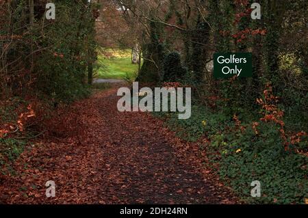 Cartello 'golfers only', Bunclody Golf & Fishing Club, Bunclody, County Wexford, Irlanda, Europa Foto Stock