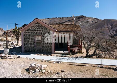 La bottle House, costruita nel 1906 da un minatore da 50,000 bottiglie di birra e liquore, Rhyolite, Nevada. Foto Stock