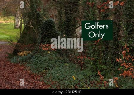 Cartello 'golfers only', Bunclody Golf & Fishing Club, Bunclody, County Wexford, Irlanda, Europa Foto Stock