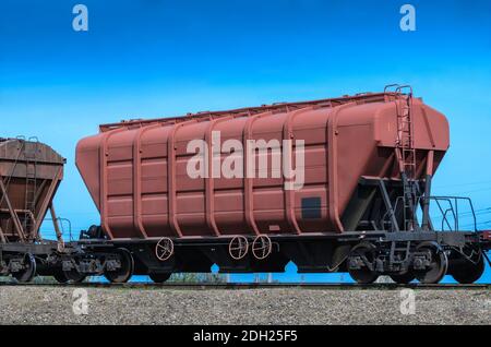 carro tramoggia autoscarica per il trasporto di carichi sfusi asciutti Foto Stock