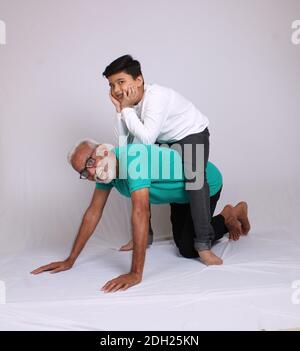 Felice nonno indiano e nipote trascorrere tempo di qualità Foto Stock