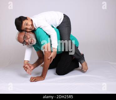 Felice nonno indiano e nipote trascorrere tempo di qualità Foto Stock