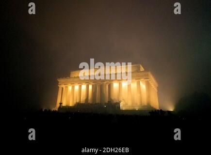 WASHINGTON, DC - 4 LUGLIO 2018: Folla di persone di fronte al Lincoln Memorial durante la mostra di fuochi d'artificio del giorno dell'Indipendenza presso il National Mall. Foto Stock
