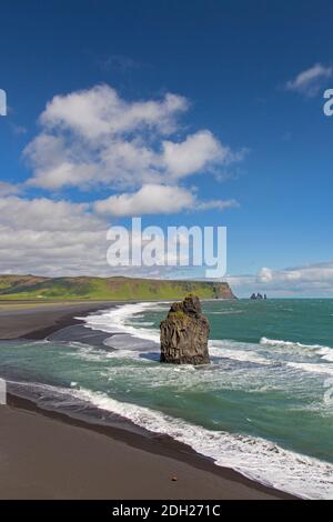 Arnardrangur / Eagle rock, basalto mare stack sulla spiaggia di sabbia nera Reynisfjara vicino a Vík í Mýrdal in estate, Islanda Foto Stock