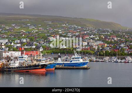 Barche da pesca nel porto / porto di Torshavn, capitale e la più grande città delle Isole Faroe / Isole Faeroe sull'isola Streymoy Foto Stock