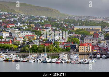 Vista sul porto / porto turistico di Torshavn, capitale e la più grande città delle Isole Faroe / Isole Faeroe sull'isola di Streymoy Foto Stock