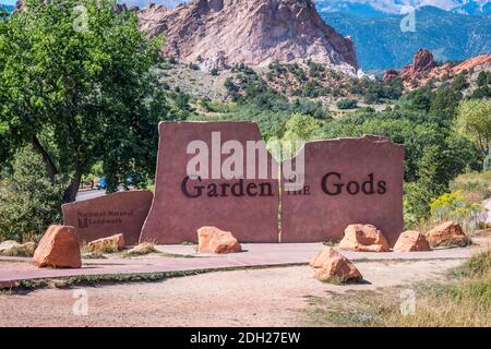 Una strada d'ingresso che va a Garden of the Gods, Colorado Foto Stock