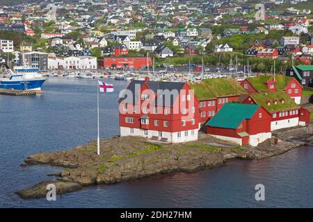 Vista su Tinganes che mostra gli edifici governativi nella capitale Città Torshavn delle Isole Faroe / Isole Faeroe ON L'isola Streymoy Foto Stock