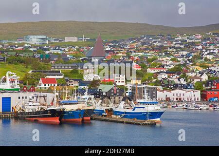Barche da pesca nel porto / porto di Torshavn, capitale e la più grande città delle Isole Faroe / Isole Faeroe sull'isola Streymoy Foto Stock