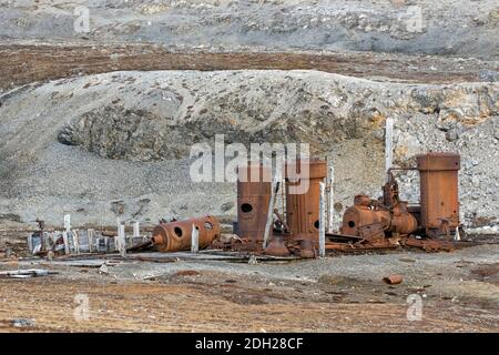 Caldaie a vapore alla cava di marmo abbandonata Camp Mansfield / NY Londra vicino a NY-Alesund, Blomstrandhalvøya, Kongsfjorden, Svalbard / Spitsbergen, Norvegia Foto Stock