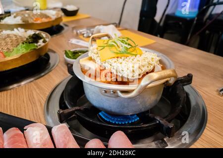 Budae jjigae nel ristorante Foto Stock