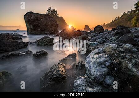 Tramonto a Rocky Beach, costa della California settentrionale Foto Stock