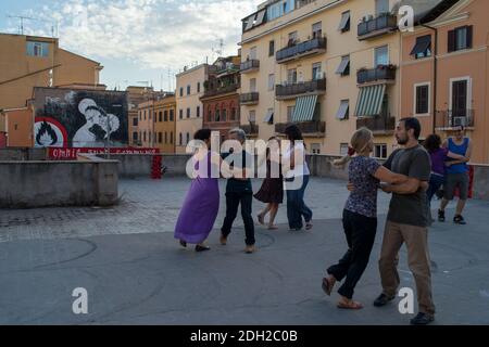 Roma, Italia: Scuola di danza sui tetti di un edificio occupato nel quartiere di San Lorenzo. ©Andrea Sabbadini Foto Stock