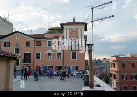 Roma, Italia: Scuola di danza sui tetti di un edificio occupato nel quartiere di San Lorenzo. ©Andrea Sabbadini Foto Stock