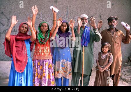 I residenti di Tando Muhammad Khan stanno organizzando una manifestazione di protesta contro l'alta impazienza delle persone influenti, presso il club stampa di Hyderabad mercoledì 9 dicembre 2020. Foto Stock