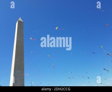 Aquiloni che volano contro un cielo blu al National Mall di Washington, DC durante l'annuale Cherry Blossom Festival. Foto Stock