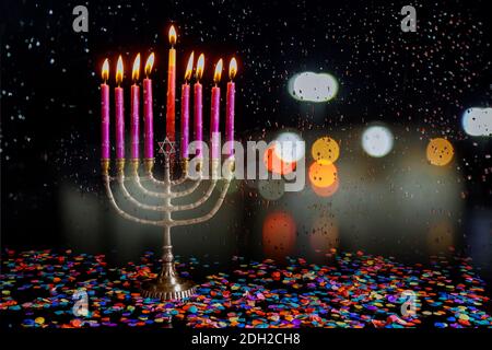 Candele rosa che bruciano sulla menorah con gocce d'acqua per la festa ebraica di Hanukkah. Foto Stock