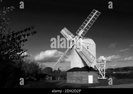 Il mulino Upthorpe post, un mulino post di grado II elencato e Monumento antico programmato, Stanton villaggio, Suffolk contea, Inghilterra, Regno Unito Foto Stock