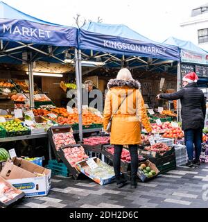 Kingston London, dicembre 09 2020, acquirenti che acquistano frutta e verdura fresca in un mercato aperto Foto Stock