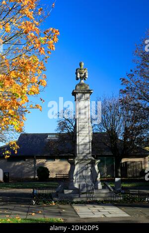 Il Memoriale di guerra nei giardini Memorial, Newmarket Town, Suffolk, Inghilterra, Regno Unito Foto Stock