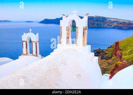 Mare e campanile bianco, Santorini, Grecia Foto Stock